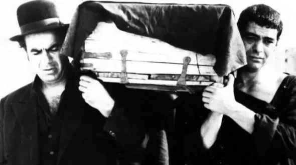 سفر در زمان/ ناصر ملک مطیعی و بهمن مفید در نمایی از فیلم طوقی 54 سال قبل