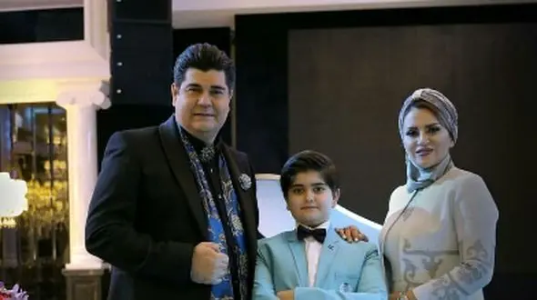 عکس های دکوراسیون محشر خانه سالار عقیلی با حیوان خانگی و زیبایی پوشش زن زیبایش ! چیدمانی هنری با مجسمه آقای خواننده !