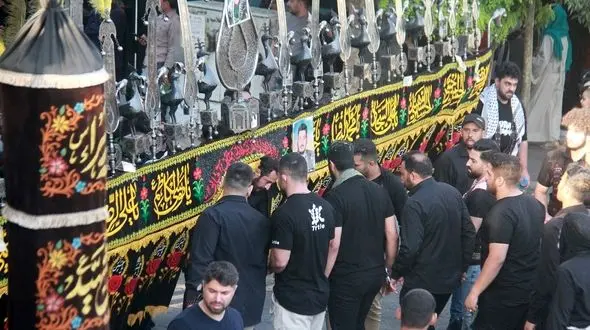 گزارش تصویری مراسم آئینی سومین روز از شهادت امام حسین (ع)/ علم کشان کرمانشاهی به میدان آمدند