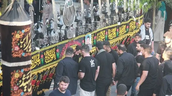 گزارش تصویری مراسم آئینی سومین روز از شهادت امام حسین (ع)/ علم کشان کرمانشاهی به میدان آمدند