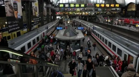 سردرگمی صدها هزار مسافر به سبب اعتصاب کارکنان راه آهن در انگلیس 
