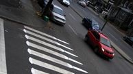 خلاقیت هنری حیرت‌ انگیز: تبدیل خط عابر پیاده به اسکلت ماهی توسط هنرمند کانادایی