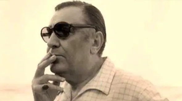 ماجرای عینک دودی خواننده معروف ایرانی چه بود ؟ + عکس 