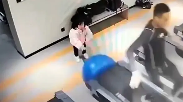 شیطنت دخترکوچولو کار دست مرد ورزشکار داد + فیلم دردآور