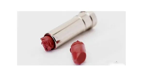 ترفندی برای ترمیم رژ شکسته 