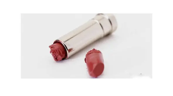 ترفندی برای ترمیم رژ شکسته 