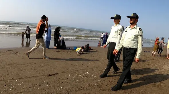 کودک داخل سانتافه زیر آفتاب می مرد اگر پلیس سر نمی رسید / در چالوس رخ داد