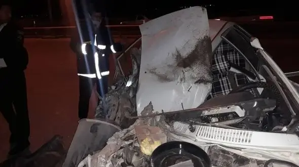 زنده ماندن عجیب جوان کرمانی در پراید مچاله شده + عکس