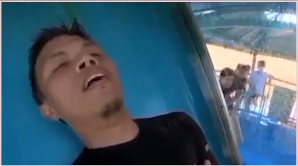 گیر کردن مرد جوان در سرسره آبی + فیلم