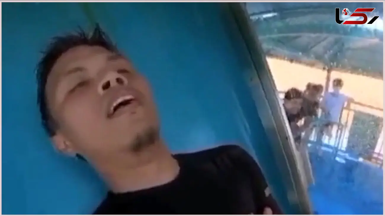 گیر کردن مرد جوان در سرسره آبی + فیلم