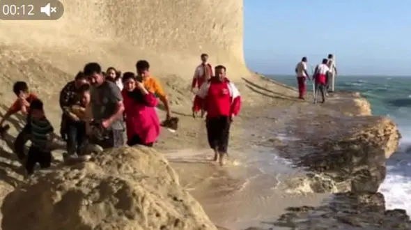 بى احتیاطى مسافران حادثه آفرید / نجات ۱۰۰ گردشگر گرفتار در ساحل کنارک