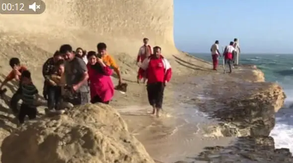 بى احتیاطى مسافران حادثه آفرید / نجات ۱۰۰ گردشگر گرفتار در ساحل کنارک