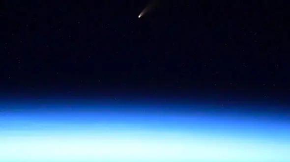 عکس های زیبا از یک دنباله‌دار در فضا