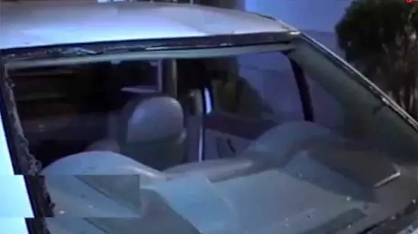 سقوط 2 دختر گلستانی روی ماشین پلیس / آنها خودکشی کردند + فیلم