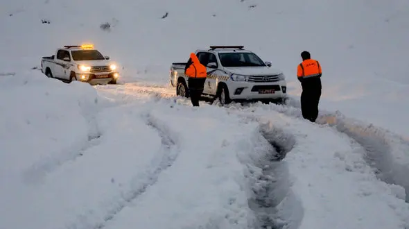 فیلم 400 زن و مرد و کودک که در اهر میان برف گرفتار بودند
