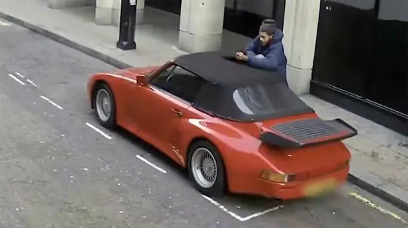 ببینید/ حرکت عجیب یک دزد برای سرقت از یک ماشین کروک / لگد پایانی از روی لج؟ + فیلم