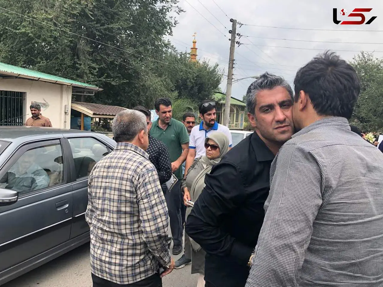 اولین عکس از  فرهادمجیدی در مراسم ختم پدر