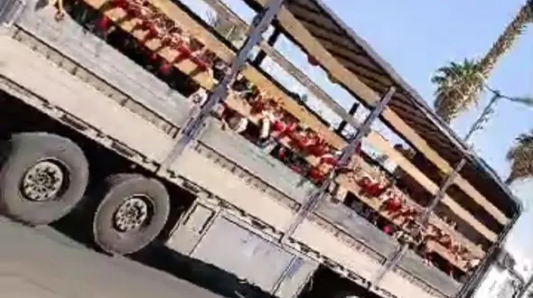 فیلم جابه‌جایی دانش‌آموزان یک مدرسه با کامیون در جهرم ! / مسئولان مدرسه به آموزش و پرورش احضار شدند