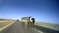 ببینید / لحظه هولناک ترکیدن لاستیک کامیون وسط جاده