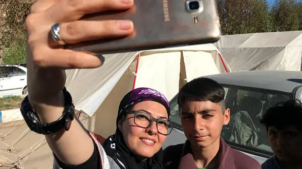 رونمایی بازیگران بزرگ در بین سیل زدگان پلدختر / پوستر هفته بزرگ داشت تئاتر+تصاویر