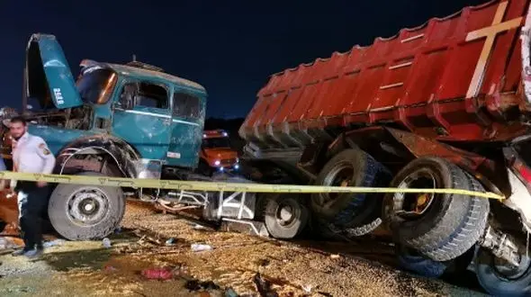 فیلم هولناک تصادف مرگبار تریلر و کامیون در آزادراه تهران - ساوه