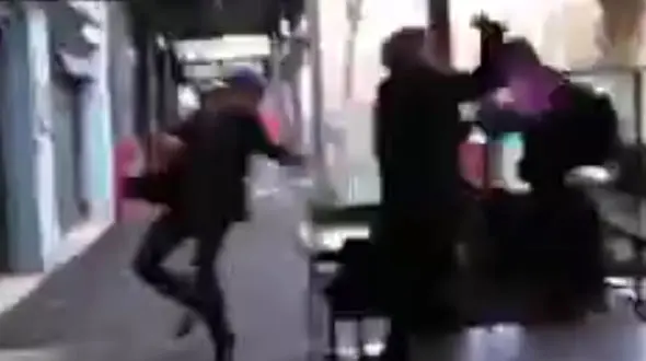 ضربات مشت خبرنگار استرالیایی مهاجمان را شوکه کرد/این مرد کت و شلواری مانند بوکسورها بود+ فیلم