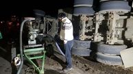 تخلیه سوخت تانکر واژگون شده در اردبیل