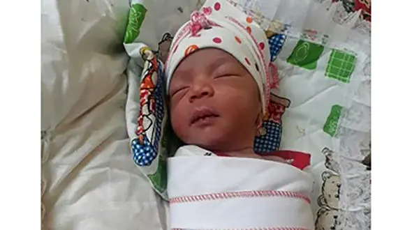 تولد نوزاد دزفولی هنگام سیل ویرانگر+ عکس