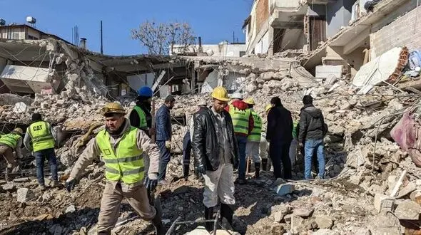 بوسه خانواده ترکیه ای به پیشانی مرگ / 5 نفری 129 ساعت زیر آوار بودند