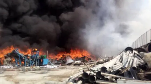 5 ساعت عملیات نفسگیر برای مهار آتش هولناک انبار مجتمع کاغذسازی راشاکاسپین