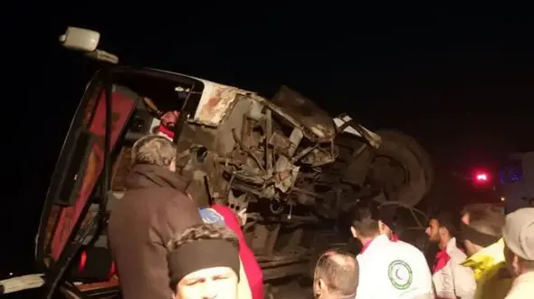 واژگونی تریلی و اتوبوس در محور اردکان به نایین 24 کشته و مصدوم بر جای گذاشت