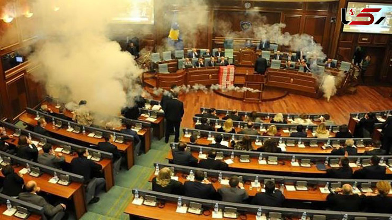 پرتاب گاز اشک‌آور در پارلمان کوزوو + عکس