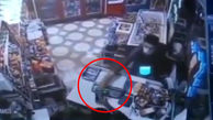 فیلم لحظه سرقت سه سوته موبایل از یک مغازه دار / در مشهد رخ داد