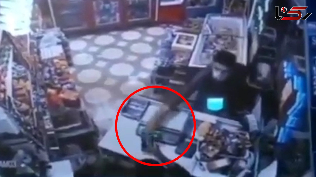 فیلم لحظه سرقت سه سوته موبایل از یک مغازه دار / در مشهد رخ داد