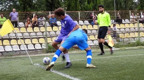 فوتبالیست آبادانی از شدت گرما به کما رفت/ پدر حسام: اگر ورزشگاه آمبولانس یا دستگاه اکسیژن داشت، حال پسرم اینگونه نمی شد