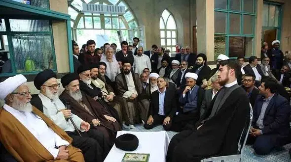 نتیجه امام خمینی(ره) لباس روحانیت به تن کرد + عکس 