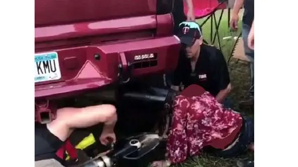 اگزوز خودرو سر دختر جوان را بلعید + تصاویر