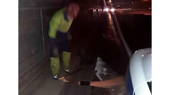 برخورد شدید وانت با پاکبان در حال کار