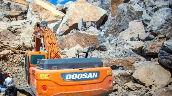 ۸ ماه پس از حادثه معدن شازند / هنوز چهارمین کارگر مفقودی پیدا نشده!