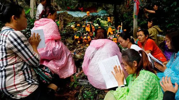 عملیات نجات فوتبالیست‌های تایلندی از یک غار+عکس