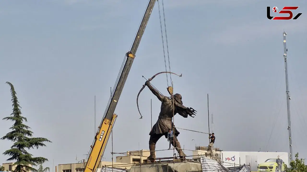 نصب مجسمه بزرگ ۱۵ متری از آرش کمانگیر در میدان ونک تهران + عکس