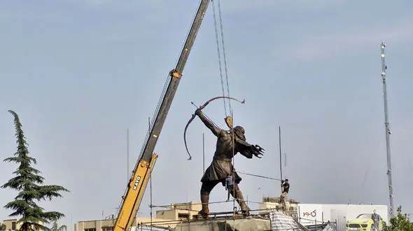 نصب مجسمه بزرگ ۱۵ متری از آرش کمانگیر در میدان ونک تهران + عکس