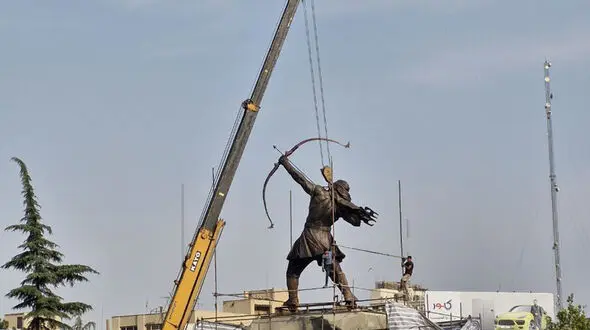 نصب مجسمه بزرگ ۱۵ متری از آرش کمانگیر در میدان ونک تهران + عکس