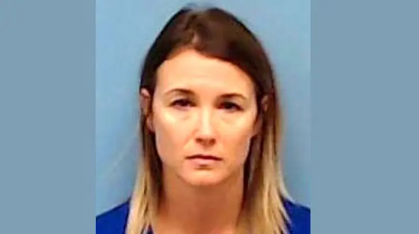 رفتار بی شرمانه خانم معلم منحرف با دانش آموزش + عکس