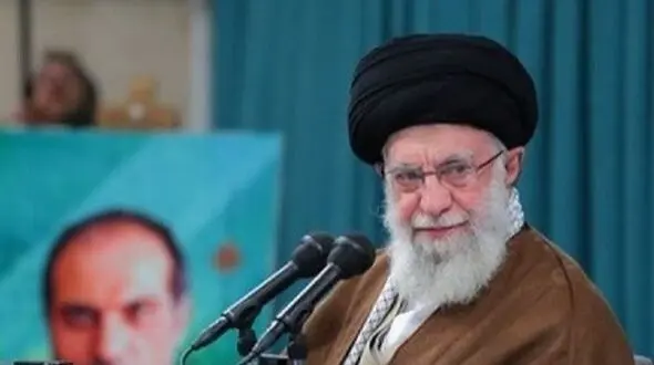 فیلم ماندگار / رهبری شهید انقلاب: وقتی جنگ شروع شد نزدیک فرودگاه بودم از 6 محافظم خواستم بروند / گریه کردند نمیخواستند تنها بمانم