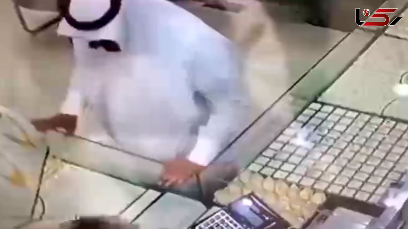 سرقت ناشیانه جوان سعودی از جواهر فروشی + فیلم