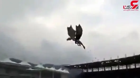 پرواز اژدهای آتش‌خوار هواداران بیس‌بال را میخکوب کرد+فیلم