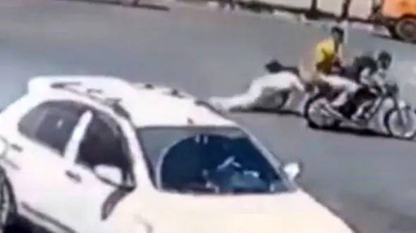 فیلم لحظه سرقت بی‌رحمانه و دستگیری موبایل قاپ ها در قرچک