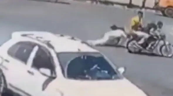 فیلم لحظه سرقت بی‌رحمانه و دستگیری موبایل قاپ ها در قرچک