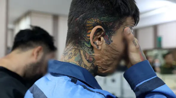 خالکوبی های این سارق کار دستش داد / در خیابان های تهران از داخل خودروها گوشی می قاپید  + فیلم گفتگو